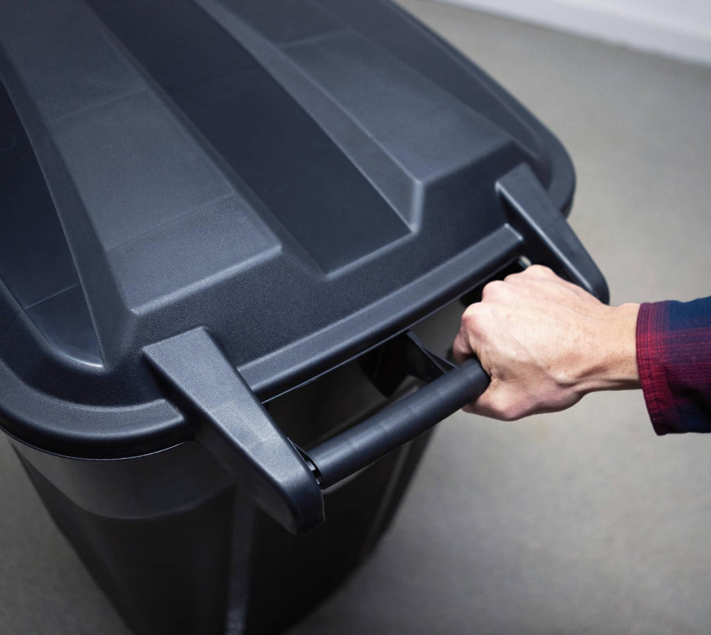 32 Gallon Black Plastic Garbage Can with Attached Lid U78643