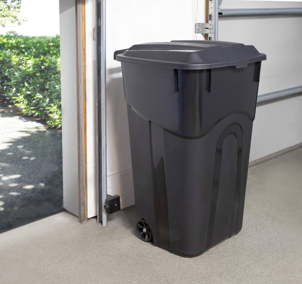 32 Gallon Black Plastic Garbage Can with Attached Lid U78643